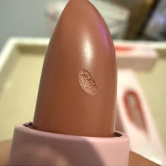 KYLIE JENNER CRÈME LIPSTICK “IF LOOKS COULD KILL” #613 - Picture 11 of 17